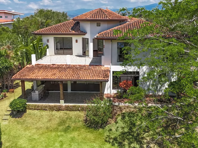 ELEGANT RESIDENCE WITH A GARDEN BORDERING A NATURAL RESERVE IN AN EXCLUSIVE BOUTIQUE CONDOMINIUM