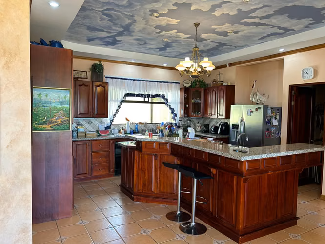 Exclusiva propiedad con vistas y piscina en San Isidro de Heredia