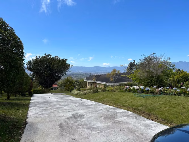 Exclusiva propiedad con vistas y piscina en San Isidro de Heredia