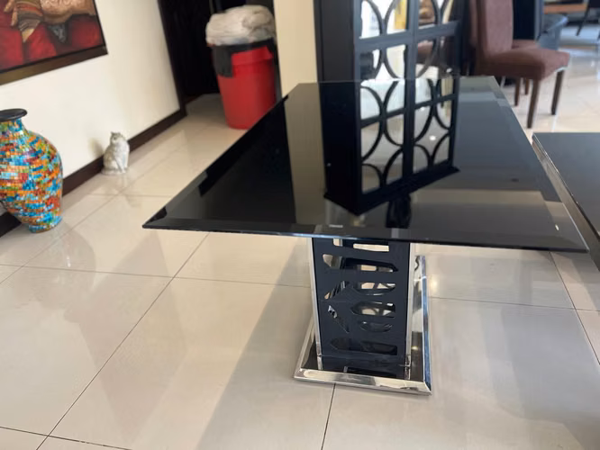 Exclusiva Mesa de Vidrio Negro y Cromo – Ideal Comedor Pequeño o Recibidor