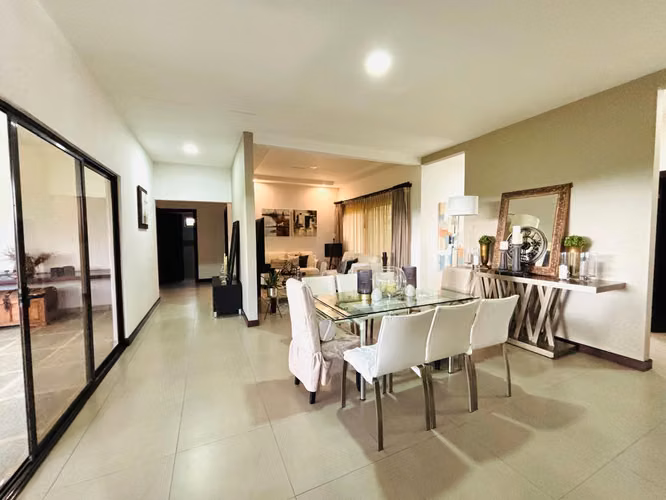 La Guácima - Una planta - 4 habitaciones - Terraza con vista - Bello jardín