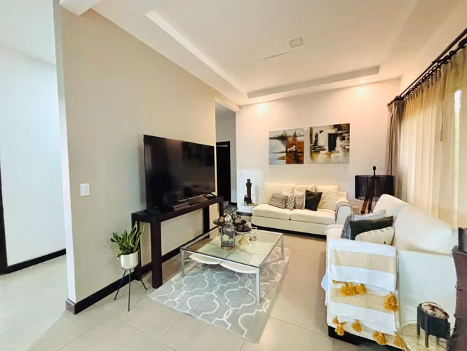 La Guácima - Una planta - 4 habitaciones - Terraza con vista - Bello jardín