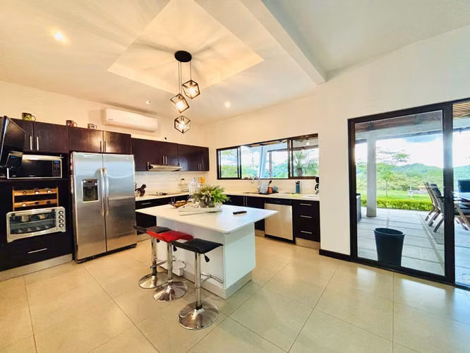 La Guácima - Una planta - 4 habitaciones - Terraza con vista - Bello jardín