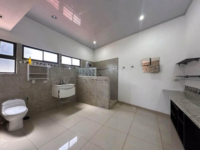 VENTA DE CASA PARA INVERSION EN ROHRMOSER CON USO MIXTO