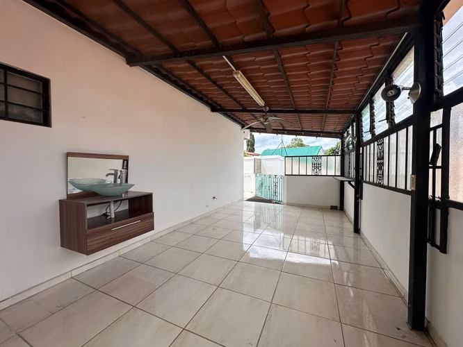 VENTA DE CASA PARA INVERSION EN ROHRMOSER CON USO MIXTO