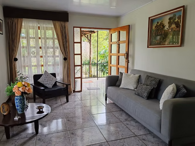 Hermosa Casa Quinta con Río, Amplio Terreno y Naturaleza en Jiménez