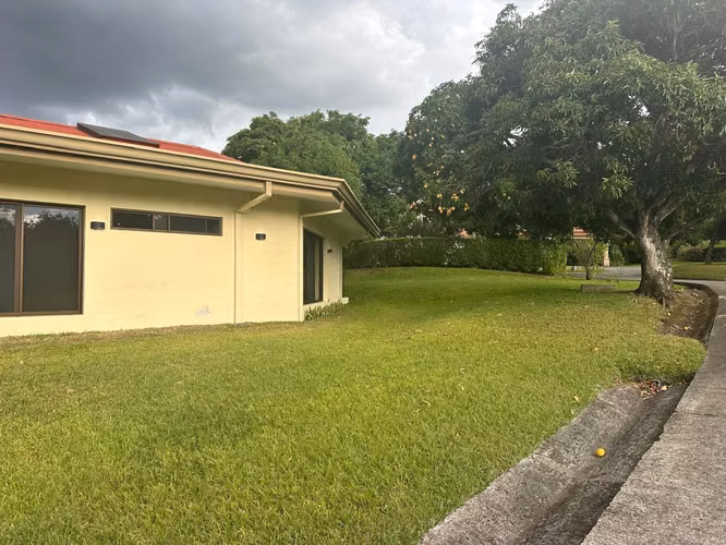 Venta o Alquiler de amplia casa en Rio Oro Santa Ana