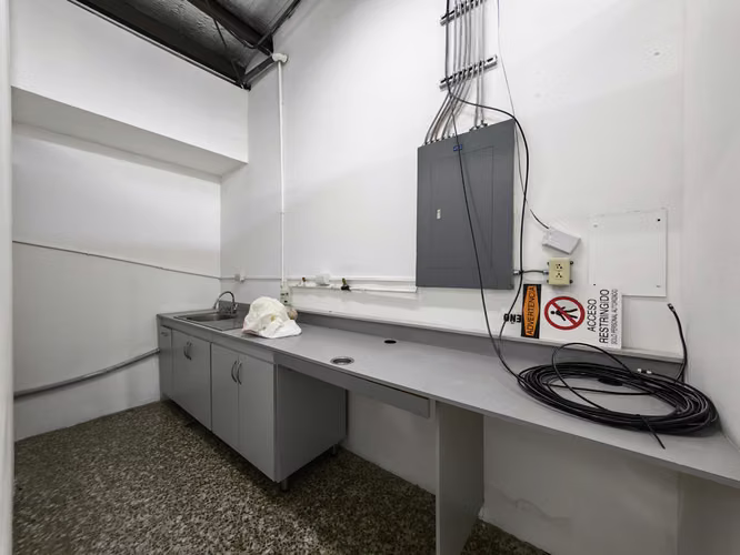 Se alquila local de 50 m2 en Escazú. - Imagen 6