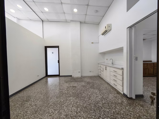 Se alquila local de 50 m2 en Escazú. - Imagen 9