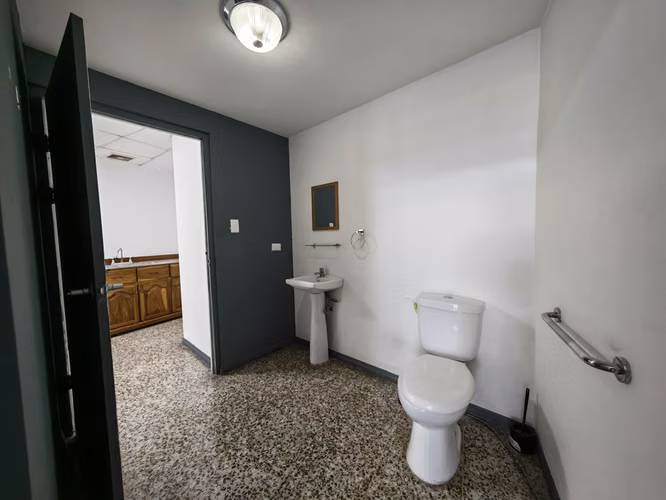 Se alquila local de 50 m2 en Escazú. - Imagen 8