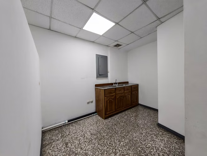 Se alquila local de 50 m2 en Escazú. - Imagen 11