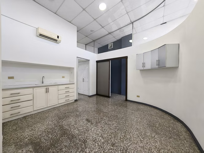 Se alquila local de 50 m2 en Escazú. - Imagen 7