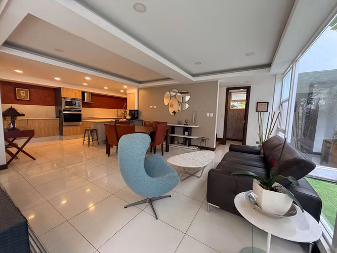VENTA DE MODERNA CASA DE 3 NIVELES EN PASEO DEL SOL - Imagen 4