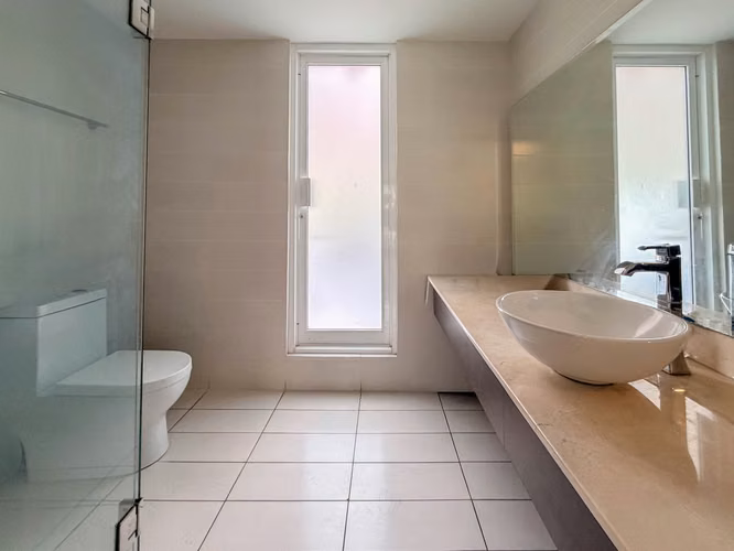 VENTA DE MODERNA CASA DE 3 NIVELES EN PASEO DEL SOL - Imagen 12