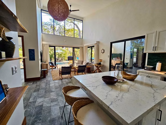 Moderna Residencia Tropical de Lujo con Piscina de Agua Salada en Bellevue