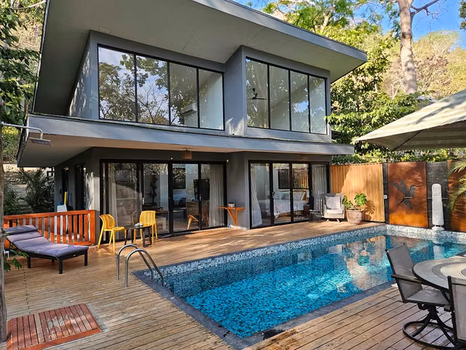 Moderna Residencia Tropical de Lujo con Piscina de Agua Salada en Bellevue