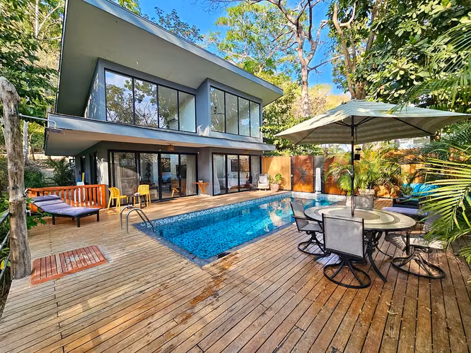 Moderna Residencia Tropical de Lujo con Piscina de Agua Salada en Bellevue