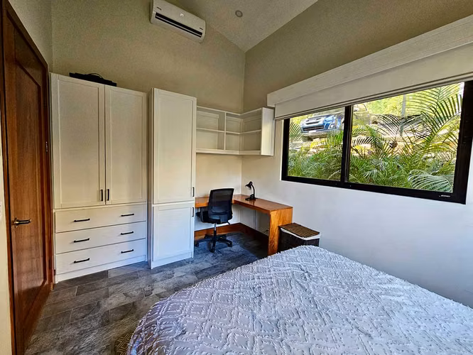 Moderna Residencia Tropical de Lujo con Piscina de Agua Salada en Bellevue