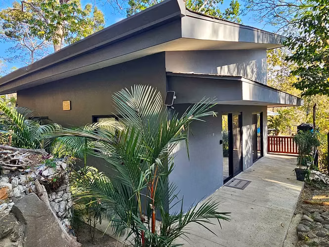 Moderna Residencia Tropical de Lujo con Piscina de Agua Salada en Bellevue