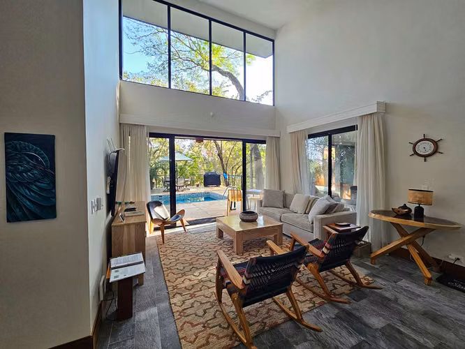 Moderna Residencia Tropical de Lujo con Piscina de Agua Salada en Bellevue