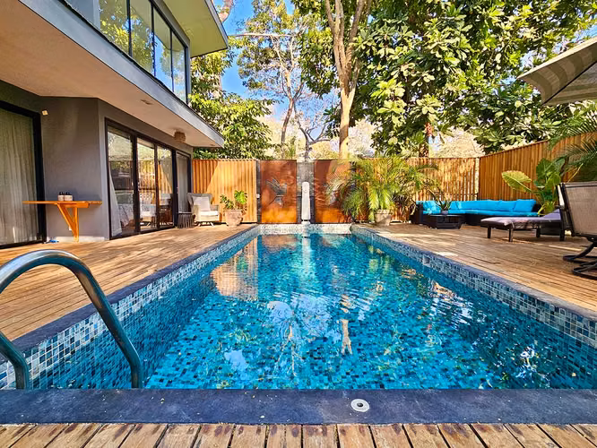 Moderna Residencia Tropical de Lujo con Piscina de Agua Salada en Bellevue