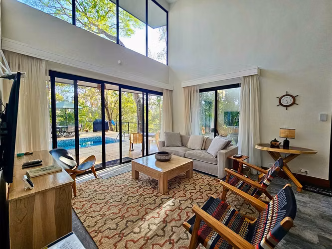 Moderna Residencia Tropical de Lujo con Piscina de Agua Salada en Bellevue