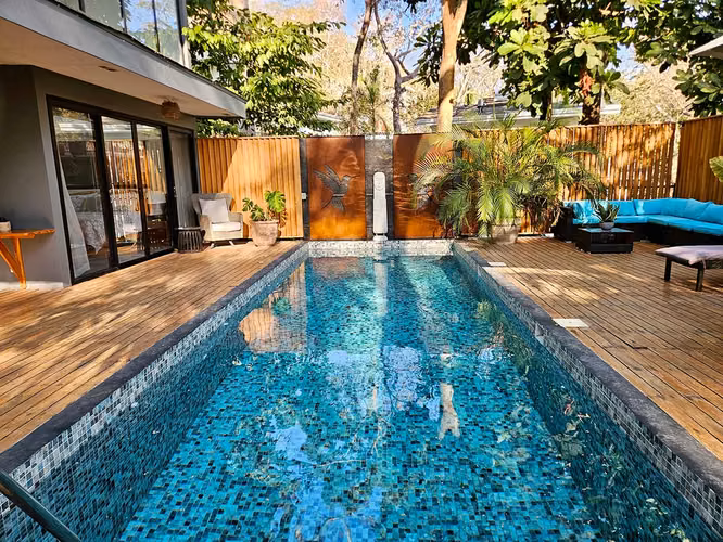 Moderna Residencia Tropical de Lujo con Piscina de Agua Salada en Bellevue