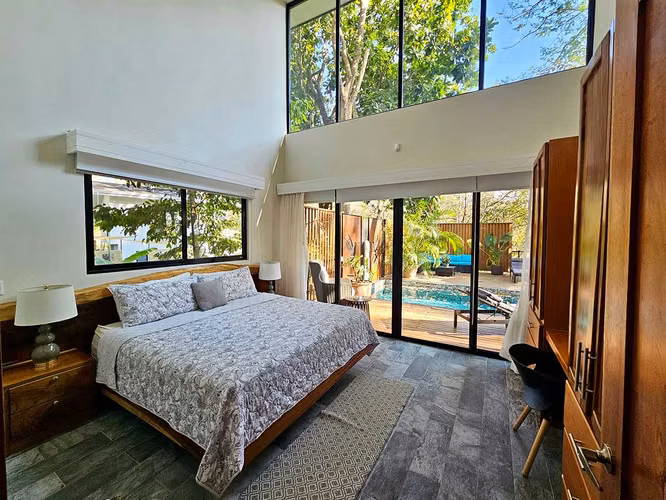 Moderna Residencia Tropical de Lujo con Piscina de Agua Salada en Bellevue