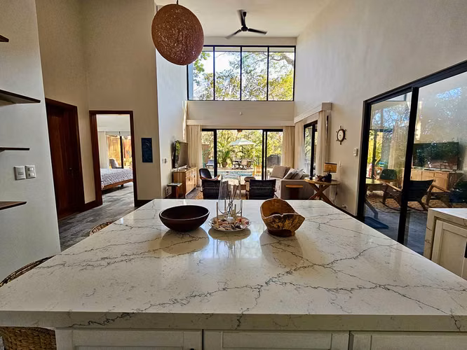 Moderna Residencia Tropical de Lujo con Piscina de Agua Salada en Bellevue