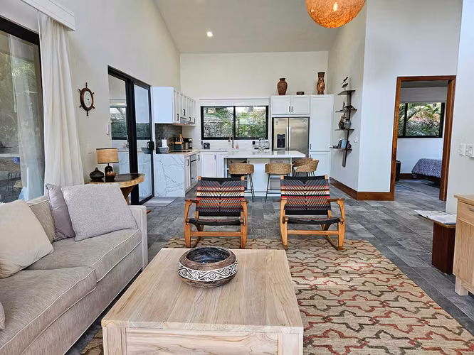 Moderna Residencia Tropical de Lujo con Piscina de Agua Salada en Bellevue