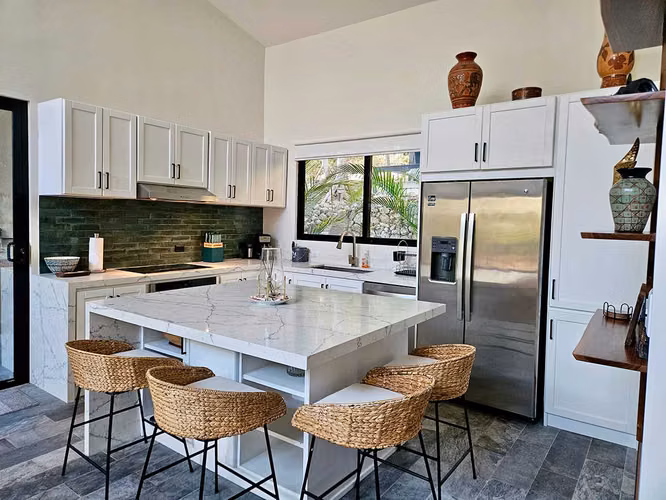 Moderna Residencia Tropical de Lujo con Piscina de Agua Salada en Bellevue