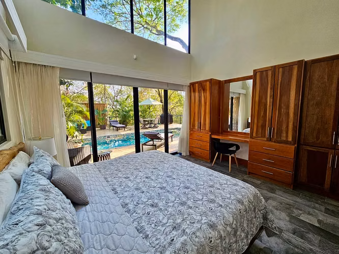Moderna Residencia Tropical de Lujo con Piscina de Agua Salada en Bellevue