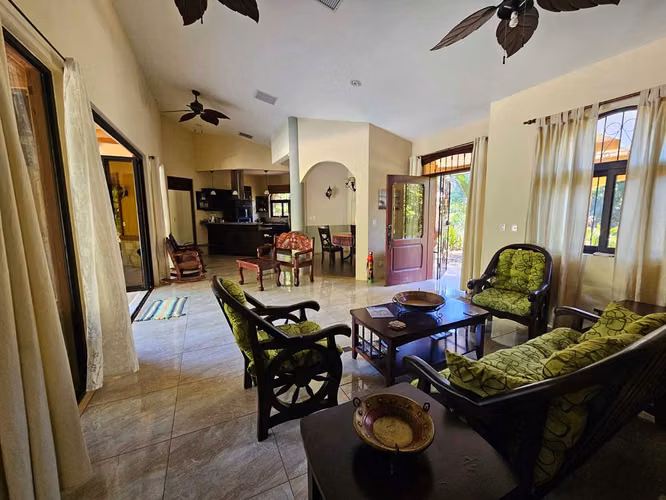 Villa Luna – Casa de 3 Dormitorios con Piscina en Playa Tambor, Península de Nicoya