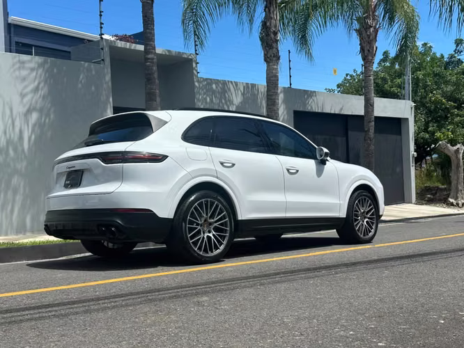 PORSCHE CAYENNE PLATINUM EDITION