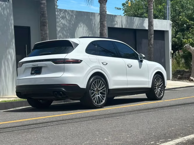 PORSCHE CAYENNE PLATINUM EDITION