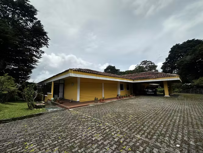Venta de Casa con Amplias Zonas Verdes en Mote de La Cruz San Rafael de Heredia-2 - Imagen 7