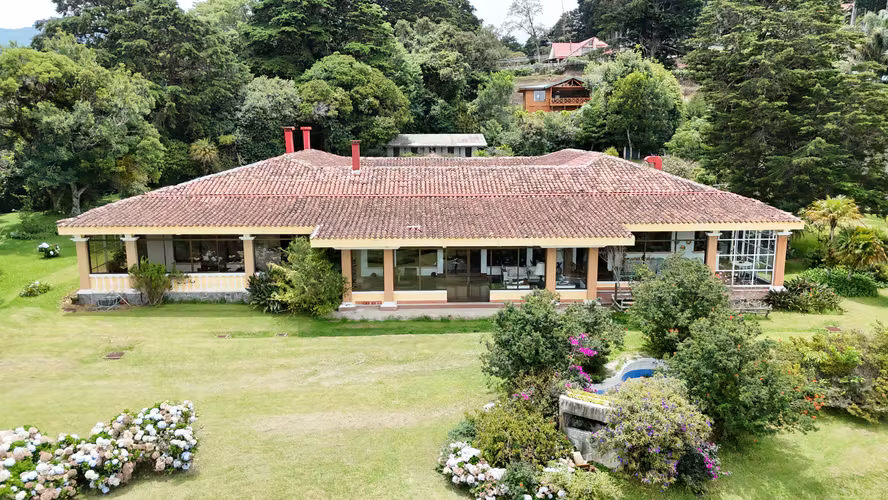 Venta de Casa con Amplias Zonas Verdes en Mote de La Cruz San Rafael de Heredia-2 - Imagen 6