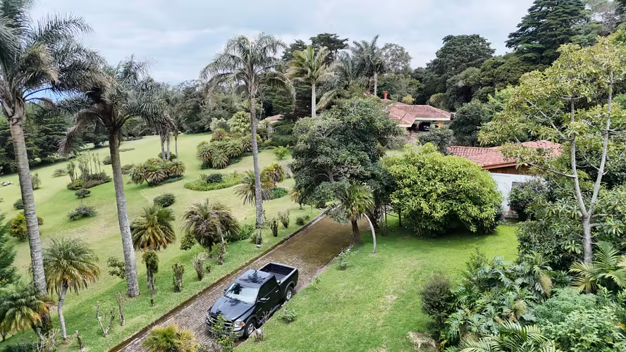 Venta de Casa con Amplias Zonas Verdes en Mote de La Cruz San Rafael de Heredia-2 - Imagen 2
