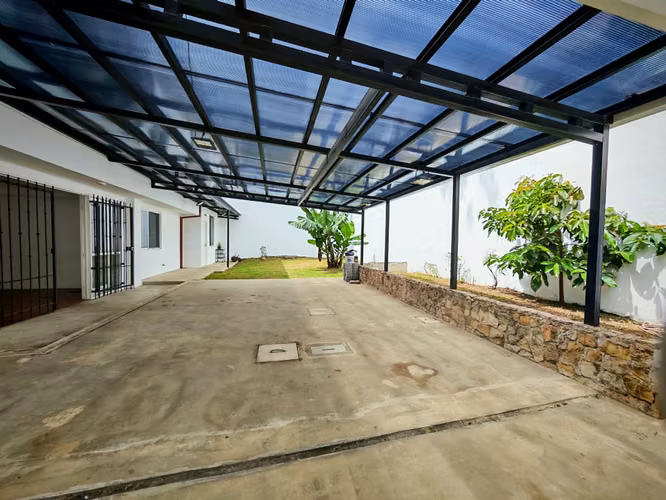 Apartment for rent in La Uruca with services included.