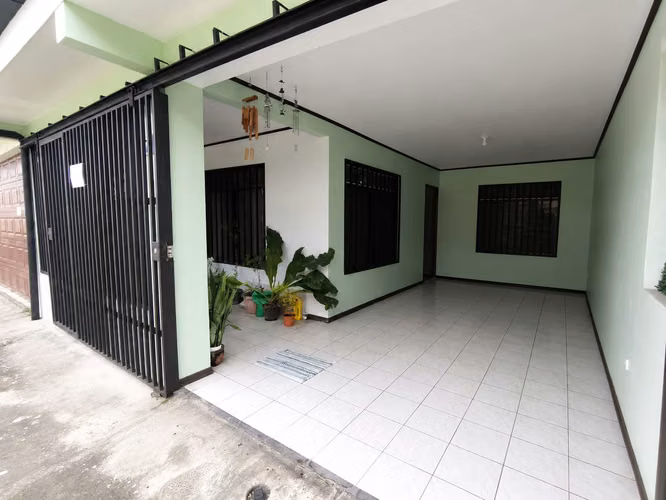 Se vende casa de una planta en residencial en San Sebastian.P.P