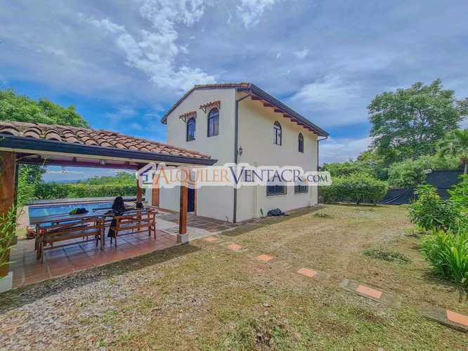 CASA CON PISCINA PROPIA Y VISTA CON 1.735 M2 DE LOTE EN SANTA ANA PIEDADES - Imagen 3