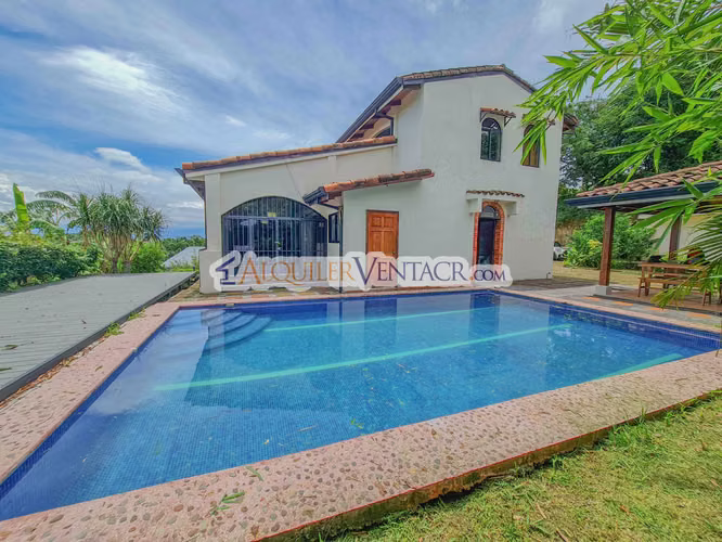 CASA CON PISCINA PROPIA Y VISTA CON 1.735 M2 DE LOTE EN SANTA ANA PIEDADES