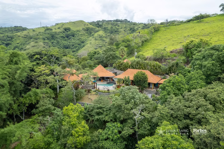 21476 - Casa de Lujo con Inspiración Balinesa en Venta en Atenas - Imagen 3