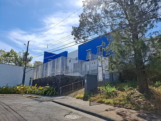 Alquiler de Amplio Apartamento con Patio en Granadilla Curridabat