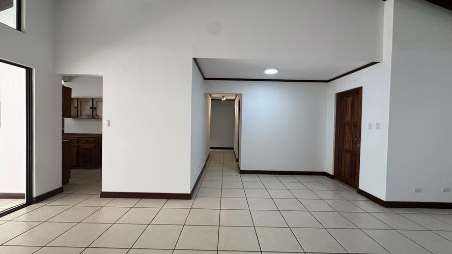 Casa de una planta en Residencial Real Santamaría, Ulloa, Heredia