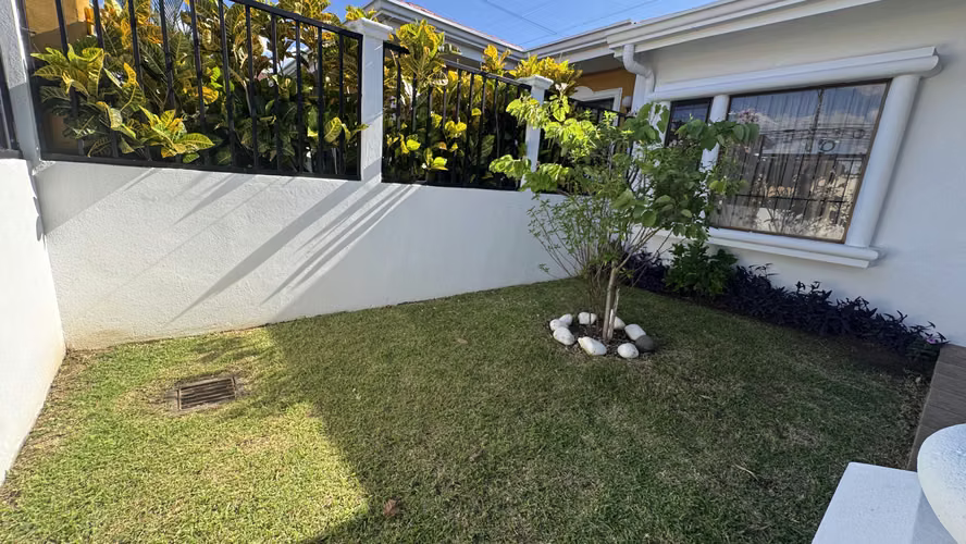 Casa de una planta en Residencial Real Santamaría, Ulloa, Heredia
