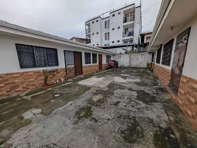 Venta de local comercial y cuatro apartamentos en San Isidro de Coronado - Imagen 6