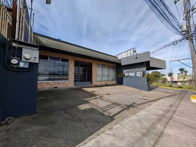 Venta de local comercial y cuatro apartamentos en San Isidro de Coronado - Imagen 1
