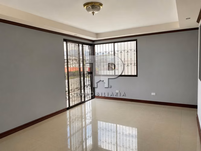 Casa Amplia con Local Comercial - San Pablo de Heredia JC140