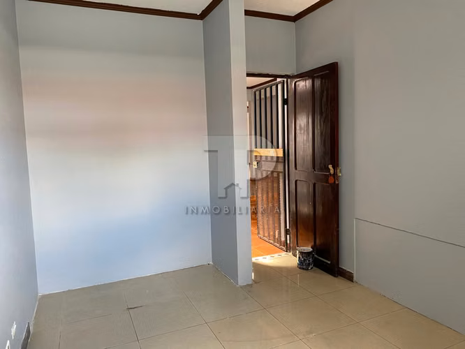 Casa Amplia con Local Comercial - San Pablo de Heredia JC140
